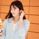 スマホで音楽を聴く日本人女性