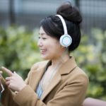 音楽を聴く女性